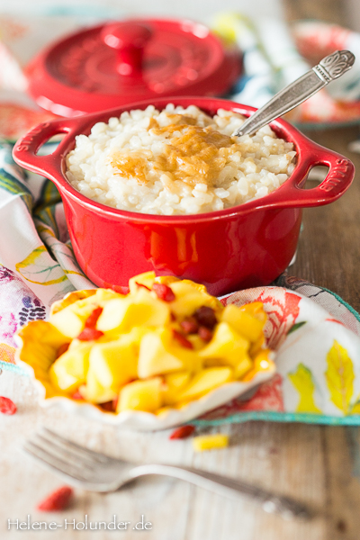 Kinderleichter Milchreis mit Mango-Gojibeeren-Kompott, vegan, Helene Holunder Kinderleichter Milchreis mit Mango-Gojibeeren-Kompott, vegan, Helene Holunder