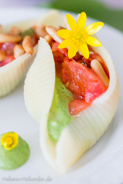 Conchiglioni giganti, Muschelnudeln, Tomatensugo, Giersch-Bärlauch-Pesto, vegan, Helene Holunder